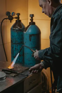 Aktyvių metalų lydalų elektrolizė