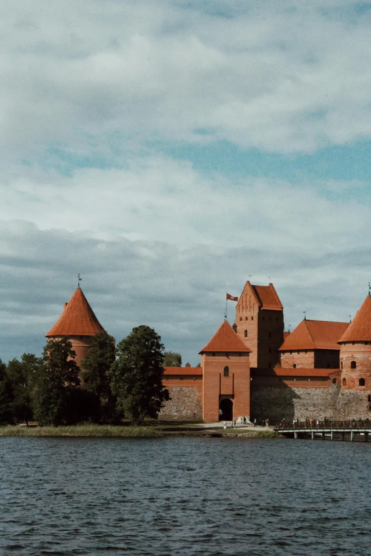 Pirmosios ir antrosios Lietuvos Respublikų valstybingumo raidos ypatumai.